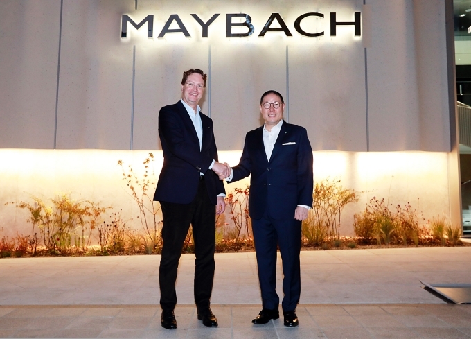 x(좌측부터) 올라 칼레니우스 메르세데스-벤츠 그룹 AG CEO와 조현상 HS효성 부회장이 마이바흐 브랜드센터 서울에서 기념사진을 촬영하고 있다.