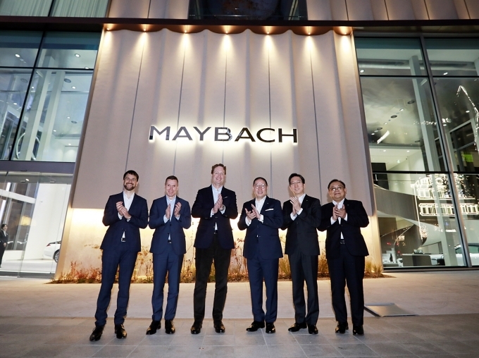 (좌측부터) 옌스 쿠나스 메르세데스-벤츠 그룹 AG 승용부문 세일즈 총괄, 마티아스 바이틀 메르세데스-벤츠 코리아 대표이사, 올라 칼레니우스 메르세데스-벤츠 그룹 AG CEO, 조현상 HS효성 부회장, 안성훈 HS효성 대표이사, 노재봉 HS효성더클래스 대표이사가 마이바흐 브랜드센터 서울에서 기념사진을 촬영하고 있다.