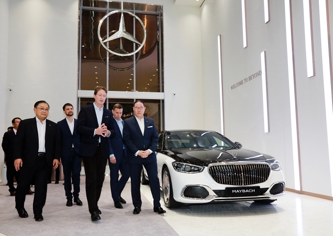 (좌측부터) 노재봉 HS효성더클래스 대표이사, 옌스 쿠나스 메르세데스-벤츠 그룹 AG 승용부문 세일즈 총괄, 올라 칼레니우스 메르세데스-벤츠 그룹 AG CEO, 마티아스 바이틀 메르세데스-벤츠 코리아 대표이사, 조현상 HS효성 부회장이 마이바흐 브랜드센터 서울에서 비즈니스 방안 등을 논의하고 있다.