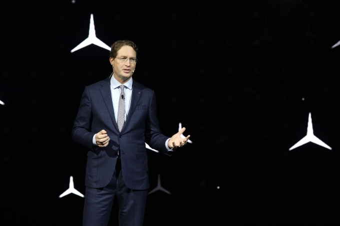 메르세데스-벤츠 그룹 AG 올라 칼레니우스 CEO가 14일 인천 파라다이스시티에서 진행된 '메르세데스-벤츠 미래 전략 간담회'에서 브랜드의 미래 제품 전략을 상징하는 차량 4종을 소개하고 있다.