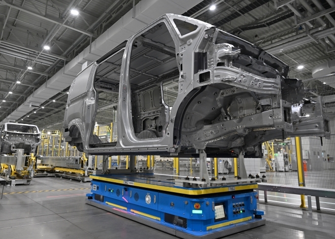 무인운반차량(AGV)이 PV5 차체를 운반하는 모습