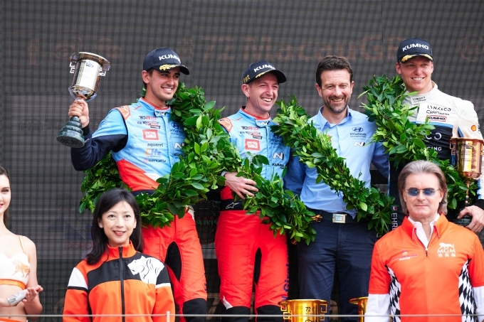 BRC 현대 N 스쿼드라 코르세(Squadra Corse) 팀 소속 네스토르 지로라미 선수와 미켈 아즈코나 선수가 11월 13~16일 열린 '2025 TCR 월드투어' 마카오 대회에서 우승·준우승을 차지하고 포디움에서 기뻐하는 모습 *포디움에 올라선 선수들 중 가장 왼쪽부터 미켈 아즈코나, 네스토르 지로라미순