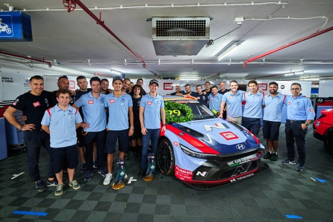 '2025 TCR 월드투어' 마카오 대회를 마치고 BRC 현대 N 스쿼드라 코르세(Squadra Corse) 팀 소속 선수들과 스태프들이 2025 시즌을 마무리하며 기념 촬영을 하고 있는 모습
