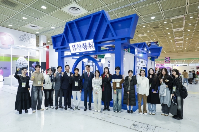 한성자동차 미술영재 장학사업 ‘드림그림’ 장학생들이 ‘서울디자인페스티벌 2025’에 참가했다. (왼쪽에서 일곱 번째 김마르코 한성자동차 대표) (사진제공=한성자동차)