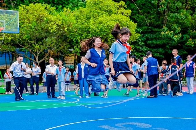 2025년 9월 중국 사천에 위치한 한 초등학교에서 꿈의 교실 후원 사업에 참여한 자원봉사자들이 학생들과 체육활동을 하는 모습.