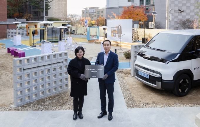 기아 국내사업본부장 정원정 부사장(오른쪽)과 꿈나무마을 파란꿈터 허경아 원장이 'Move & Connect' 행사 기념 촬영을 하는 모습
