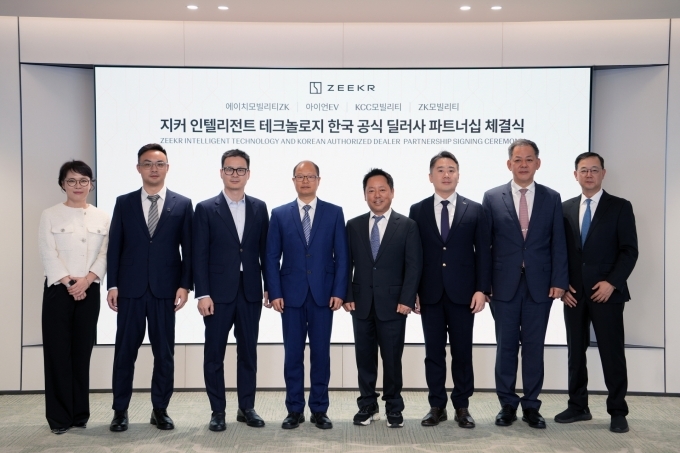 프리미엄 전동화 모빌리티 브랜드 지커(Zeekr)가 한국 시장 내 차량 판매 및 서비스를 담당할 파트너사와 딜러 계약을 체결했다. (왼쪽부터) 지커 코리아 대표 임현기, 지커 동아시아 총괄 제프 차오(Jeff Cao), 지커 부사장 천 위(Chen Yu), 지리자동차 인터내셔널 CEO 알렉스 난(Alex Nan), 에이치모빌리티ZK 대표 황호진, 아이언EV 대표 김민규, KCC모빌리티 대표 이상현, ZK모빌리티 대표 장인우.