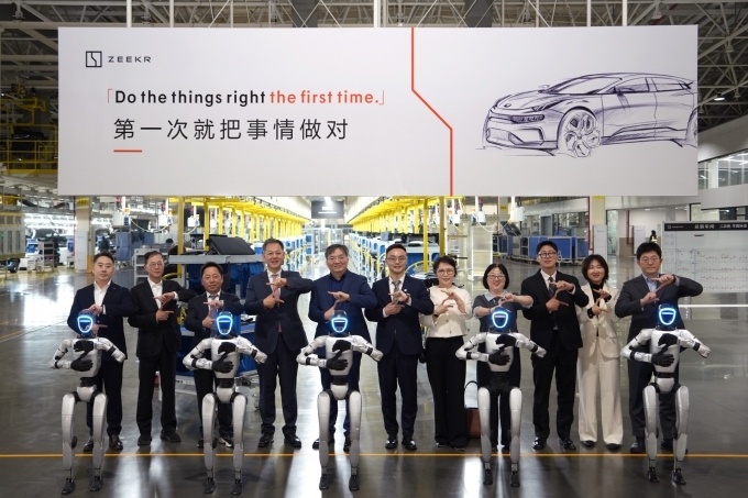 프리미엄 전동화 모빌리티 브랜드 지커(Zeekr)가 한국 시장 내 차량 판매 및 서비스를 담당할 파트너사와 딜러 계약을 체결했다. 지커 인텔리전트 팩토리를 방문한 딜러 파트너사 대표와 지커 관계자들.
