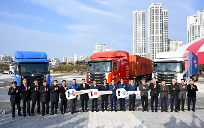 울산 태화강 국가정원 남구둔치에서 진행된 ‘수소전기 트랙터 실증 사업 차량 인도식’ 행사에서 참석자들이 기념사진을 촬영하고 있는 모습. (왼쪽 9번째부터) 김두겸 울산광역시장, 롯데글로벌로지스 권순근 TLS사업본부장, 안효대 울산광역시 경제부시장, 현대자동차 전략기획실장 김동욱 부사장, 현대글로비스 조삼현 SCM사업부장