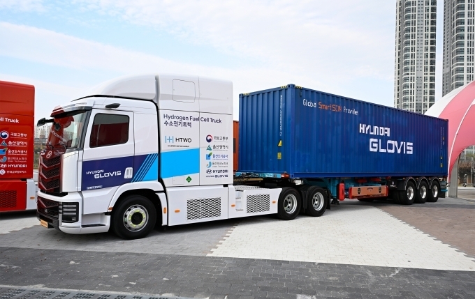 울산 태화강 국가정원 남구둔치에서 진행된 ‘수소전기 트랙터 실증 사업 차량 인도식’ 행사에서 인도된 현대자동차 수소전기 트랙터