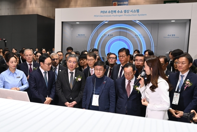(왼쪽 세 번째) 장재훈 현대차그룹 부회장과 (왼쪽 네 번째) 김성환 기후에너지환경부장관이 '월드 하이드로젠 엑스포 2025' 현대차그룹 부스를 둘러보고 있는 모습.