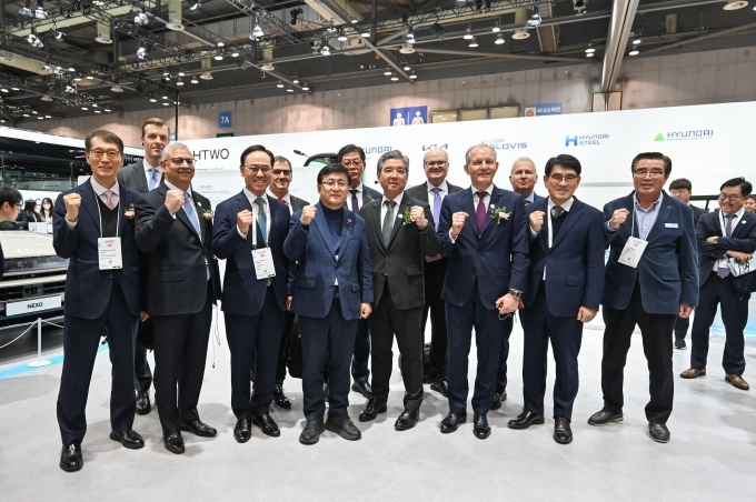 '월드 하이드로젠 엑스포 2025' 현대차그룹 부스에서 주요 관계자들이 기념 촬영을 하고 있는 모습 (앞줄 왼쪽부터) 강남훈 한국자동차모빌리티산업협회(KAMA) 회장, 산지브 람바(Sanjiv Lamba) 린데 CEO, 이용배 현대로템 사장, 김성환 기후에너지환경부 장관, 장재훈 현대차그룹 부회장, 프랑수아 자코브(François Jackow) 에어리퀴드그룹 회장, 양희원 현대차그룹 사장, 김동일 보령시 시장