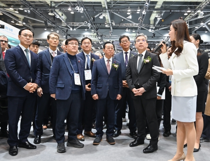 (앞줄 왼쪽부터) 이용배 현대로템 사장, 김성환 기후에너지환경부 장관, 이종배 국회수소경제포럼 공동대표, 장재훈 현대차그룹 부회장이 '월드 하이드로젠 엑스포 2025' 현대차그룹 부스를 둘러보고 있는 모습