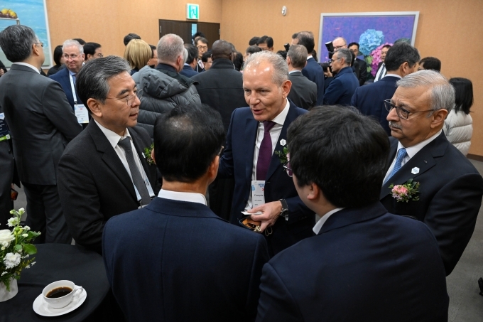 '수소위원회 CEO Summit'에서 장재훈 현대차그룹 부회장이 주요 관계자들과 대화를 나누고 있는 모습