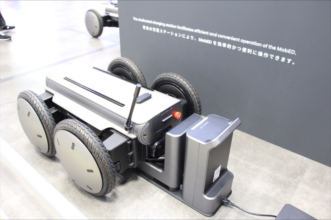 일본 국제 로봇 전시회(IREX) 현대차그룹관에서 충전 중인 ‘모베드(MobED) 프로(Pro)’ 모델