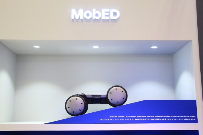 일본 국제 로봇 전시회(IREX) 현대차그룹관에 전시된 '모베드(MobED)'가 DnL(Drive-and-Lift) 모듈을 활용해 수평을 유지하는 모습