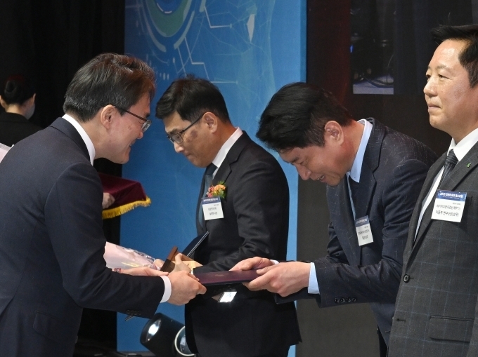 025 대한민국 기술대상에서 산업통상부 김성열 산업기반실장(사진 왼쪽)이 현대차·기아 기초소재연구센터장 홍승현 상무(사진 오른쪽)에게 대통령상을 수여하고 있다.