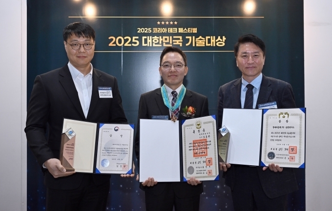 현대차·기아, 2025 대한민국 기술대상 수상자 (왼쪽부터) 현대차·기아 관절로보틱스팀 윤주영 팀장(장관상), 현대차·기아 차량제어개발센터장 오종한 상무(동탑산업훈장), 현대차·기아 기초소재연구센터장 홍승현 상무(대통령상)
