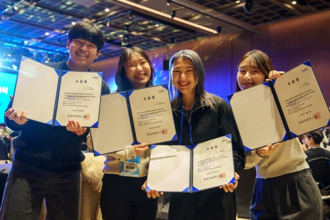 봉사단원들이 기념 촬영을 하고 있는 모습