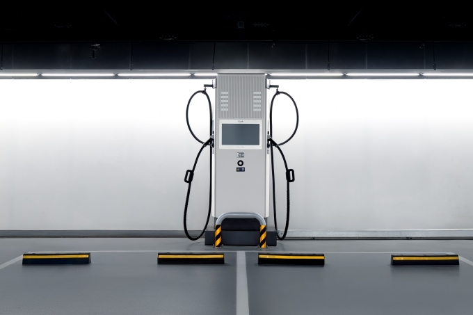 고양 현대모터스튜디오에 설치된 EV-Q 인증을 획득한 200kW 양팔형 E-pit 충전기