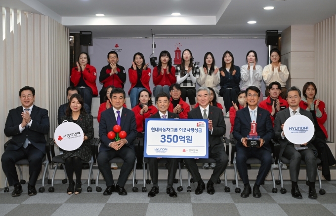 (가장 앞쪽 줄 왼쪽 세 번째부터) 사회복지공동모금회 황인식 사무총장, 사회복지공동모금회 김병준 회장, 현대차그룹 전략기획담당 성 김 사장, 현대차그룹 전략기획실장 김동욱 부사장이 기념 촬영을 하는 모습