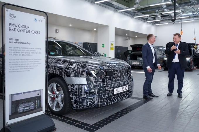 (왼쪽부터) 안드레아스 스툼 BMW 그룹 R&D 센터 코리아 본부장, 게오르크 슈미트 주한독일대사