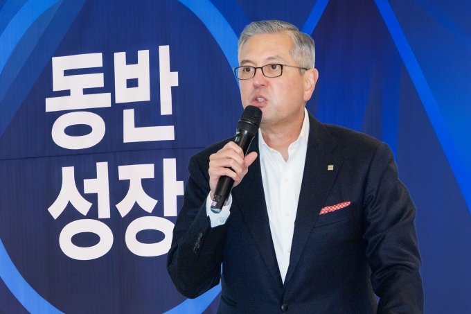 헥터 비자레알 GM 한국사업장 사장이 전국 협력 서비스 및 판매 네트워크 대표자 컨퍼런스 행사장에서 인사말을 하고 있다.