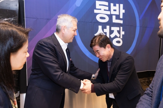 행사장에서 인사를 나누고 있는 헥터 비자레알 GM 한국사업장 사장.