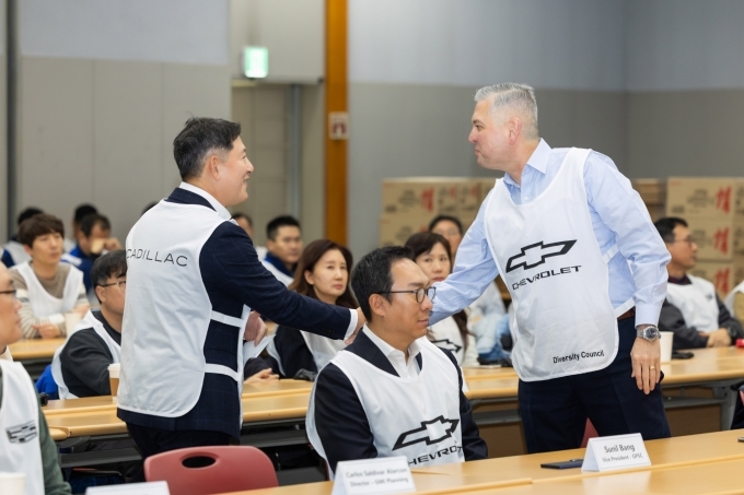 사랑의 선물상자 만들기 행사장에서 인사를 나누고 있는 헥터 비자레알 GM 한국사업장 사장.