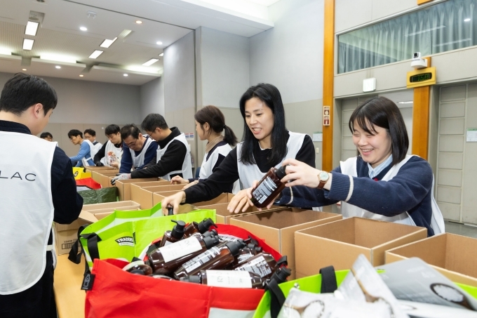 선물상자를 제작하고 있는 GM 한국사업장 임직원들과 협신회 회원사들.