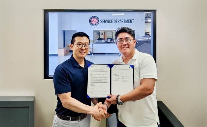 EPIKAR 한보석 CEO(우측)와 오토 갤러리 세바스찬 정(Sebastian Jung) CEO(좌측)가 AI 딜러십 업무 협약을 맺고 있다