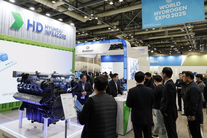 WHE 2025 베스트 프로덕트 미디어 어워드에서 베스트 픽에 선정된 HD현대인프라코어 부스