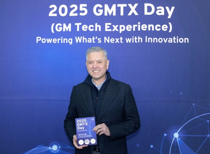 2025 GM 테크 데이 포토존에서 기념 촬영을 하고 있는 헥터 비자레알 GM 한국사업장 사장