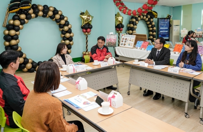 2025년 여성 및 다문화 기관 지원사업 발대식에서 대화를 나누고 있는 GM 한국사업장 임직원들과 인천사회복지공동모금회 및 계양구가족센터 관계자들. (왼쪽부터) 윤명옥 한마음재단 사무총장 겸 GM 한국사업장 커뮤니케이션 총괄 전무 및 최고마케팅책임자(3번째), 김성율 인천사회복지공동모금회 배분사업팀장(4번째), 권도국 계양구가족센터 센터장(5번째)