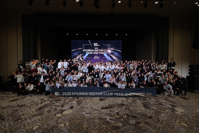 지난 13일부터 14일까지 1박 2일 동안 열린 ‘현대모터클럽’ 출범 10주년 행사에서 참가자들이 기념 촬영을 하는 모습