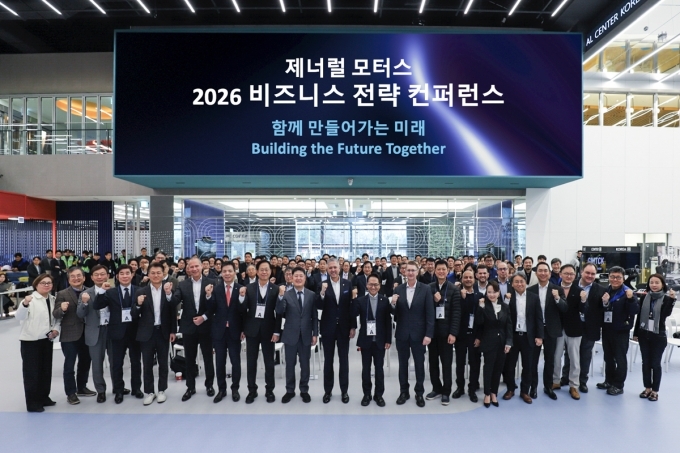 GM 한국사업장 2026 비즈니스 전략 컨퍼런스 기념 사진을 촬영하고 있는 GM 임직원들과 주요 내외부 이해관계자들. (왼쪽부터) 헥터 비자레알 GM 한국사업장 사장(10번째), 브라이언 맥머레이 GM 테크니컬센터 코리아 사장(12번째), 윤명옥 GM 한국사업장 최고마케팅책임자 겸 커뮤니케이션 총괄 전무(15번째), 박선원 국회의원(11번째), 김진태 인천시 본부장(8번째), 허우영 GM 한국사업장 협신회 회장(9번째), 강장원 한국지엠대리점협의회 회장(4번째)