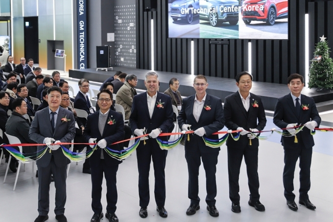 GM 테크니컬센터 코리아 청라 주행시험장 내 버추얼 엔지니어링 랩 개소 기념 테이프 커팅을 하고 있는 GM 임직원들과 주요 내외부 이해관계자들. (왼쪽부터) 허우영 GM 한국사업장 협신회 회장(1번째), 박선원 국회의원(2번째) 헥터 비자레알 GM 한국사업장 사장(3번째), 브라이언 맥머레이 GM 테크니컬센터 코리아 사장(4번째), 김진태 인천시 본부장(5번째), 강장원 한국지엠대리점협의회 회장(6번째)