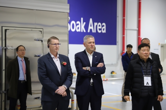 (왼쪽부터) 에너지 및 배출가스 랩에 대한 설명을 듣고 있는 헥터 비자레알 GM 한국사업장 사장(2번째), 브라이언 맥머레이 GM 테크니컬센터 코리아 사장(1번째)