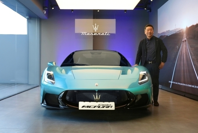 다카유키 기무라 총괄이 MCPURA와 포즈를 취하고 있다.