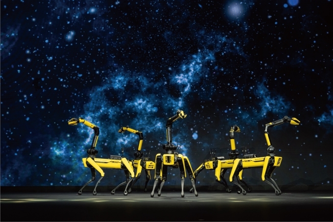 보스턴다이나믹스 '스팟'이 퍼포먼스를 선보이는 모습