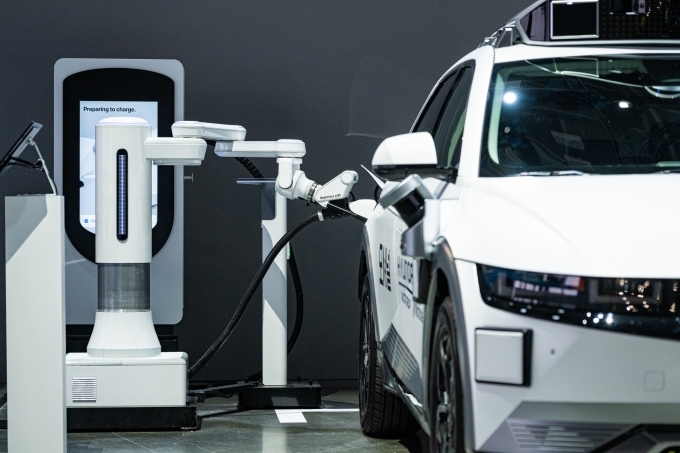 전기차 자동 충전 로봇 활용한 아이오닉 5 로보택시 충전 시연