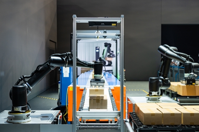 스트레치(Stretch)-협동로봇(Collaborative robot, Cobot)-자율주행 물류 로봇(AMR, Autonomous Mobile Robot)의 물류 작업 시연