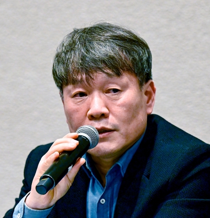 현대모비스 이규석 사장이 5일(현지시간) CES 2026에서 개최된 현대차그룹 기자간담회에서 로보틱스 분야 모비스 경쟁력과 사업 방향에 대해 설명하고 있다.