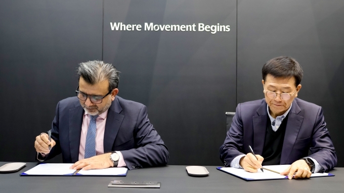 7일(현지시간) 현대모비스 부스에서 전장BU 정수경 부사장과 퀄컴 오토모티브· 산업 및 임베디드· IoT· 로보틱스 담당 본부장인 나쿨 두갈(Nakul Duggal) 총괄부사장이 MOU를 체결하고 있는 모습.