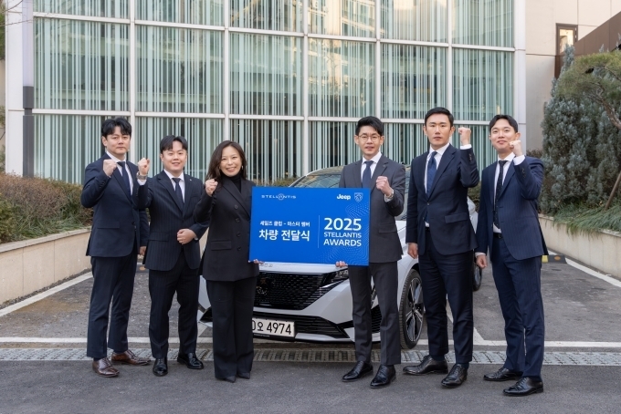 스텔란티스코리아 방실 대표(좌측에서 3번째)와 푸조 세일즈 마스터 수상자