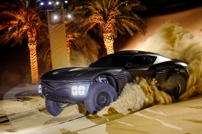 엑스 스콜피오 콘셉트가 아랍에미리트 룹알할리 사막에서 주행 시연을 하는 모습