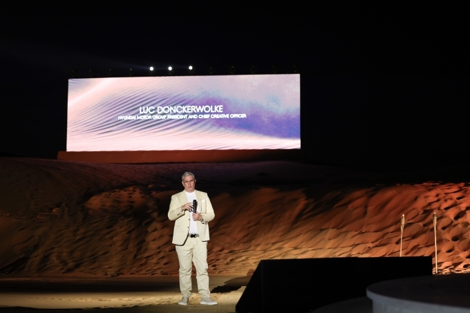 루크 동커볼케 사장이 엑스 스콜피오 콘셉트를 설명하고 있다.