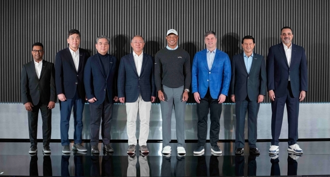 (왼쪽부터) 제네시스 북미법인 테드 멩기스테 COO, 제네시스사업본부장 이시혁 전무, 현대차그룹 장재훈 부회장, 현대차그룹 정의선 회장, 타이거 우즈, PGA 투어 브라이언 롤랩 CEO, 현대차 호세 무뇨스 대표이사 사장, 현대차 랜디 파커 북미권역본부장