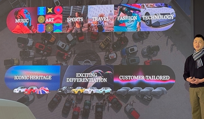 정수원 미니코리아 본부장이 26일 서울 용산 소재 모드 127에서 열린 디 올-일렉트릭 미니 폴 스미스 에디션 출시 행사에서 브랜드 전략을 발표하고 있다.