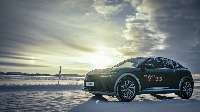 현대모비스 핵심부품을 탑재한 시험 차량이 동계시험장을 주행하고 있는 모습